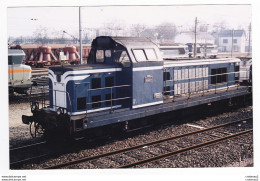 PHOTO Originale TRAIN Locomotive Diesel SNCF BB 66117 Et Wagon Silo Du Service T Au Fond Non Datée - Eisenbahnen