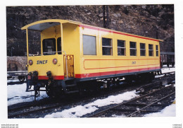 PHOTO Originale TRAINS Wagon Ou Voiture SNCF Voyageurs Avec Passerelle Du TRAIN JAUNE De CERDAGNE Non Datée - Trenes