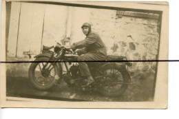 Carte Photo A Identifier  .CPA. Un Homme Motard Assis Sur Une Ancienne Moto . Automobile - Fotografie