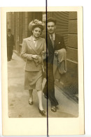 PHOTOGRAPHIE . LOIRE. SAINT CHAMOND. Un Couple Endimancher Dans Une Rue . Avril 1948 - Places