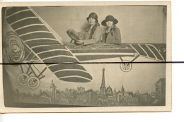 CARTE PHOTO. CPA .Surréalisme Photo Montage. 2 Femmes Dans Un Avion . Paris Tour Effel - La Courtine