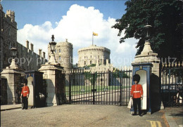 72388243 Windsor_Castle Irish Guards Advanced Gate Round Tower - Autres & Non Classés