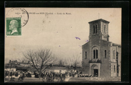 CPA La Tranche-sur-Mer, Sortie De Messe  - La Tranche Sur Mer