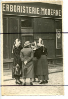 PHOTOGRAPHIE. Quimper. Papotages Devant La Boutique Magasin Herboristerie Moderne . Femmes En Tenues Bretonne - Lugares