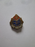 Insigne Federation Syndicale UIS Metaux Vers 1970,taille=16x14 Mm/Uis Metaux Trade Union 1970s Badge,size=16x14 Mm - Verenigingen