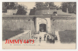 CPA - BAYONNE - La Porte Mousserolle ( Rue Bien Animée ) N° 81 - L L - Bayonne