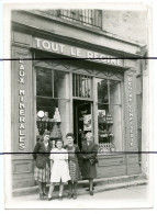 PHOTOGRAPHIE A Identifier. Devant Du Magasin Boutique J. DUCHAMP . TOUT LE REGIME EAUX MINERALES CONFIDERIE - Places