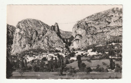 04 . Moustiers Sainte Marie . Vue Générale Et La Chaîne - Autres & Non Classés