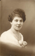 Social History Souvenir Real Photo Elegant Woman Locket Coiffure Rose Wien 1919 - Photographie