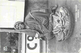 Inde - Bombay - Plantain Seller - Marchande De Bananes - Animée - Vitrine D'un Magasin De Chaussures à L'arrière - CPSM  - Inde