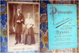 PHOTO GRAND CDV COUPLE DE BRETON MODE   Cabiinet GRAVELEAU A RENNES - Ancianas (antes De 1900)