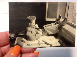 Photo  Snapshot 1950 Homme, Militaire, Assis Stylo à La Bouche, En Train De Réviser, Dessin Sur Un Bureau, Les Pieds Sur - Guerra, Militari