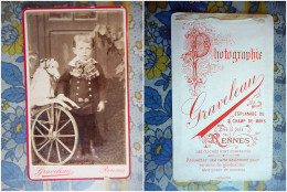 PHOTO CDV ENFANT JEUNE GARCON ET SON JOUET TRICYCLE CHEVAL  MODE Cabinet GRAVELEAU  A RENNES - Anciennes (Av. 1900)