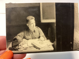 Photo Couleur Snapshot 1950 Homme Militaire Qui Révise, Tête De Mort, Crâne Avec Chapeau Militaire, Livre Tête, Tournée - Oorlog, Militair