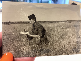 Photo Couleur Snapshot 1950 Homme Militaire Accroupie Dans L’herbe En Train D’écrire Sur Un Papier - Guerra, Militari