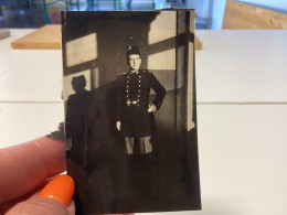Photo Couleur Snapshot 1950 Homme, Militaire, Habillé En Habit De Cérémonie Devant Une Porte Militaire - Guerre, Militaire