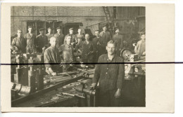 Carte Photo A Identifier  .CPA. Intérieur D'un Atelier Métallurgie Ferronnier, Ouvriers, Usine - Fotografie