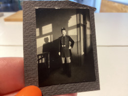 Photo Couleur Snapshot 1950 Homme, Militaire, Habillé En Tenue De Cérémonie Devant Une Porte Militaire - Guerre, Militaire