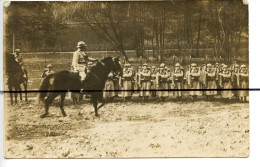 Carte Photo .CPA. Militaire. ALLEMAGNE. Bad Dürkheim . Soldats Qui Posent Pour La Photo. Parade , Défilé . 1919 - Fotografie