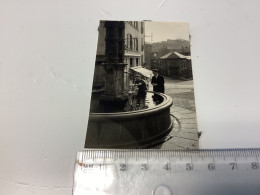 Photo Couleur Snapshot 1950 Le Puy-en-Velay Homme Militaire à La Fontaine Cette Femme Qui Se Lave Les Mains à La Fontain - Personas Anónimos