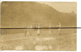 Carte Photo .CPA. Militaire. ALLEMAGNE. Edenkoben . Soldats Qui Posent Pour La Photo. Parade , Défilé . MAI 1919 - Photographs