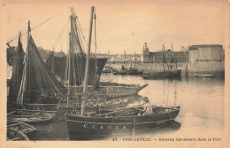 CONCARNEAU : BATEAUX SARDINIERS DANS LE PORT ( PLI BAS DROIT) - Concarneau