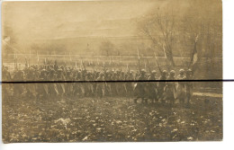 Carte Photo .CPA. Militaire. ALLEMAGNE. Kandel. Soldats Qui Posent Pour La Photo. Parade , Défilé . MAI 1919 - Photographs