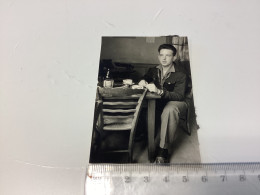 Snapshot 1950 Le Puy-en-Velay, Un Militaire Assis à Un Bar Café Sur Une Chaise, Bois Le Café - Personas Anónimos