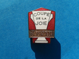 Insigne émaillé  Coupe De La Joie MRJC 1956 JEUNESSE CHRETIENNE RURALE Saint Gaudens HAUTE GARONNE - Asociaciones