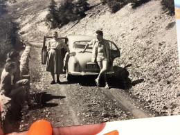 Snapshot 1950 Le Puy-en-Velay, Homme Femme Au Bord De La Route  Contre La Voiture Peugeot Renault Citroën - Coches