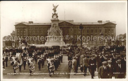 72155373 London Victoria Memorial Buckingham Palace And Guards - Andere & Zonder Classificatie