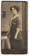 Fotografie Atelier Adolf Bruns, Hamburg, Hoheluftchaussee 131-132, Junge Dame In Hübscher Kleidung  - Anonymous Persons