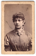 Fotografie Theodor Menzel, München, Kaufingerstr. 21 /2, Junge Dame Im Kleid Mit Kragenbrosche  - Anonymous Persons