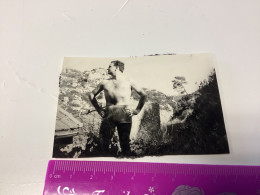 Snapshot 1950 Le Puy-en-Velay, Homme, La Tête, Tournée De Profil, Les Mains Sur Les Hanches, En Maillot De Bain, Short - Personas Anónimos