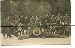 Carte Photo. NICE. D06 .CPA. Soldats Qui Posent Pour La Photo. Vieux Château . Mitrailleuses Hotchkiss - Photographs