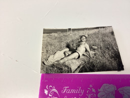 Photo Snapshot 1950  Le Puy-en-Velay Homme, Allongé Sur Une Serviette De Profil, En Maillot De Bain, Slip, Culotte - Anonymous Persons