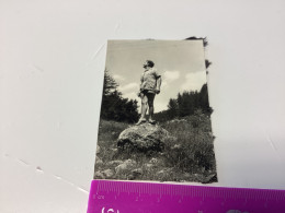 Photo Snapshot 1950  Le Puy-en-Velay Homme, Debout Sur Un Rocher, Tête, Tournée De Profil En Short, Short, Chemise Chemi - Personnes Anonymes