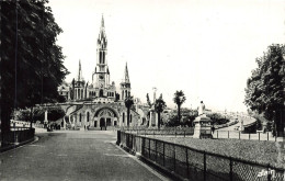 LOURDES : LA BASILIQUE - Lourdes