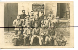 Carte Photo. CPA. Les Carcassonnais De 27 Eme . Soldats Qui Posent Pour La Photo. - Fotografie