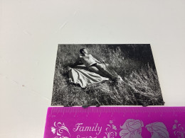 Photo Snapshot 1950  Le Puy-en-Velay Homme, Allongé Dans L’herbe Sur Une Couverture En Maillot De Bain, Slip, Culotte Pr - Personnes Anonymes