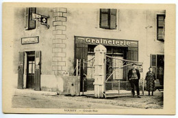 CPA 9 X 14  Isère  VOUREY   Grande-Rue     Café Rey    Graineterie Tel 3 Journaux    Publicité Pour Motricine Et Huile* - Andere & Zonder Classificatie
