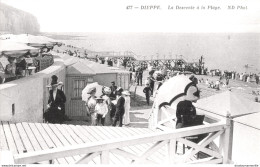 CPA - 76 - DIEPPE - A Côté De La Terrasse Du Casino, La Descente Accède à La Plage Et Le Promenoir - Dieppe