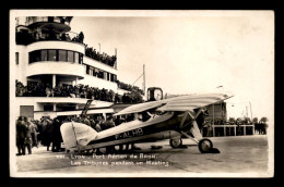 AVIATION -  LYON - PORT AERIEN DE BRON - LES TRIBUNES PENDANT UN MEETIGN - AVION F. ALHB - 1919-1938: Fra Le Due Guerre