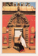 NEPAL - Bhadgaon - La Porte Dorée - Femme Devant L'entrée - Katmandou - Capital De Népal - Carte Postale - Népal