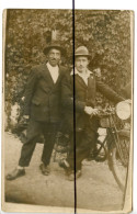 Carte Photo A Identifier  .CPA. 2 Hommes Motard A Coté D' Une Ancienne Moto . Automobile . - Fotografia