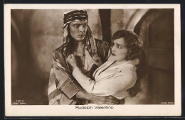 AK Schauspieler Rudolph Valentino Mit Frau Im Arm  - Actors