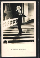 AK Schauspieler Maurice Chevalier Im Anzug Auf Treppe  - Actores