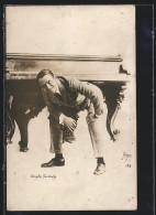 AK Schauspieler Douglas Fairbanks Unterm Flügel  - Actors