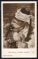 AK Schauspieler Rudolph Valentino Küsst Seine Filmpartnerin, Die Schauspielerin Vilma Banky  - Actors
