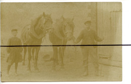 Carte Photo.  CPA . Un Homme Et Enfant Avec Des Chevaux , Paysan , ATTELAGE , Joue - Photographs